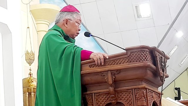 Mgr. Petrus Canisius Mandagi memimpin misa pembukaan Kongres PMKRI XXXIII. (Foto: Hendrik Resi / republiknews.co.id)