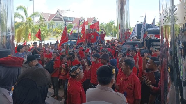 Ratusan Buruh memadati halaman Kantor DPRD Kutim memperingati Mayday, Rabu (01/05/2024). (Istimewa)