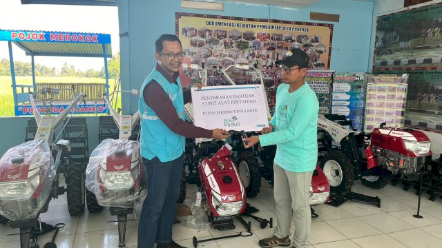 PT PLN (Persero) Unit Induk Pembangunan Sulawesi melalui UPP Sultra menyerahkan lima unit traktor kepada Kelompok Tani Mekongga dalam rangka mendukung pengembangan pertanian di wilayah Kecamatan Baula, Kabupaten Kolaka, Sulawesi Tenggara. (Dok. Humas PLN UIP Sulawesi)