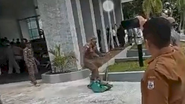 Screenshot video oknum Satpol PP Sulbar injak injak bendera HMI.