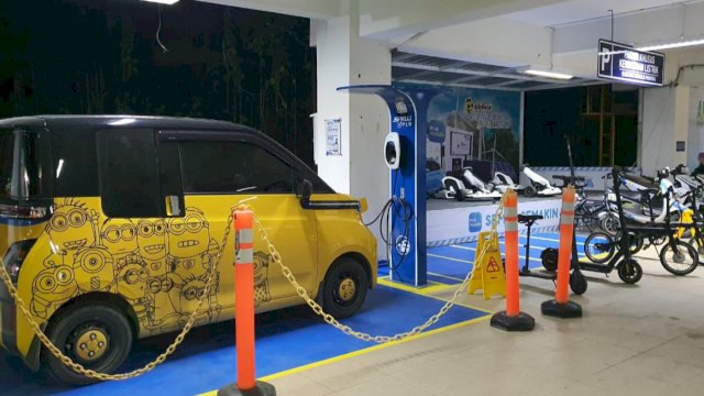 Mobil Listrik Influencer asal Surabaya, Rony Mamori saat parkir mengisi daya di SPKLU PLN UP3 Mamuju. (Istimewa)