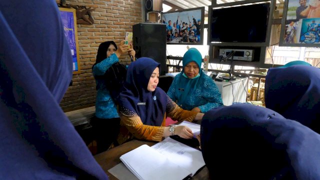 Sebagai upaya perbaikan data lintas sektor, TP PKK Kecamatan Somba Opu mengagas inovasi e-Dasawisma. (Dok. Humas Gowa)