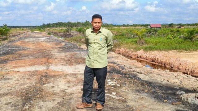 Ketua DPRD Kutai Timur, Joni, saat meninjau Infrastruktur Jalan di Desa Sepaso, Selasa (30/04/2024). (Istimewa)