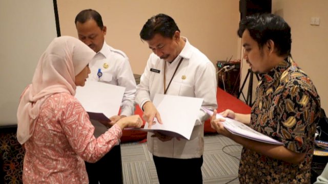 Sekda Kukar, Sunggono, saat menerima penyerahan dokumen ulsual DAK. (Istimewa)