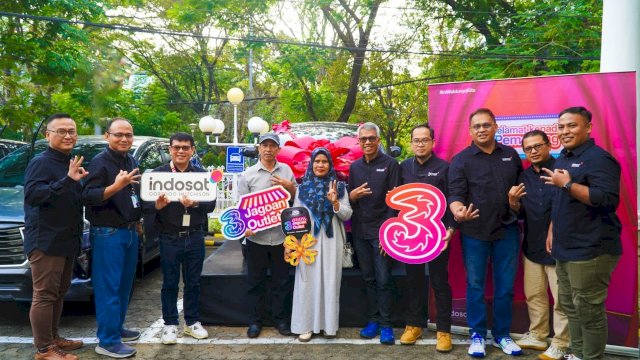 Muhammad Khairul SY (keempat kiri) sebagai salah satu mitra atau retailer brand Tri berhasil mendapatkan hadiah utama berupa satu unit mobil Daihatsu Ayla dalam program Tri Jagoan Outlet. (Dok. Indosat Ooredoo Hutchison)