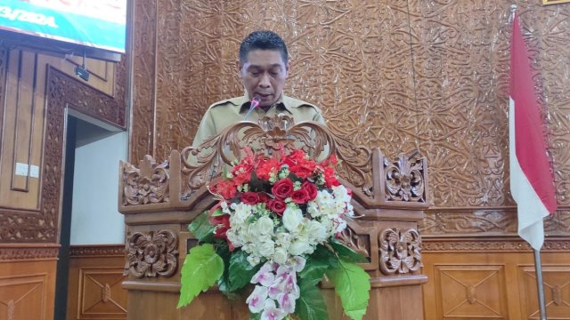 Sekwan DPRD Kutai Timur, Juliansyah, membacakan pandangan saat Rapat Paripurna DPRD, Senin (13/05/2024). (Istimewa)