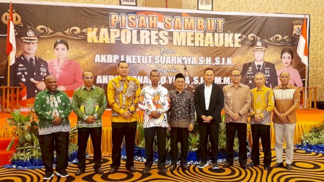 AKBP Leonardo Yoga, Kapolres Baru Merauke (ketiga kiri), Wadireskrimum Polda Bali, AKBP I Ketut (ketiga kanan) bersama Pj. Gubernur Apolo Safanpo dan Wabu Merauke, H. Riduwan bersama Forkopimda. (Foto: Hendrik Resi / republiknews.co.id)