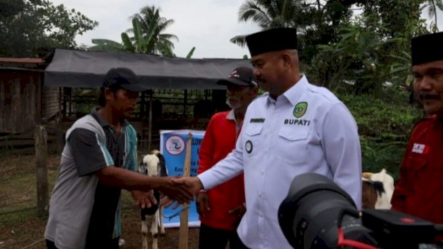 Bupati Kukar, Edi Damansyah serahkan bantuan bantuan kambing ternak kepada kelompok peternak di Tenggarong Seberang. (Istimewa)