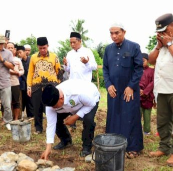 Bupati Kukar Letakkan Batu Pertama Pembangunan Masjid Ponpes Al Abqory dan Serahkan Bantuan Rp 230 Juta