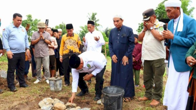 Bupati Kukar, Edi Damansyah melakukan peletakkan batu pertama pembangunan Masjid Ponpes Al Abqory. (Istimewa)