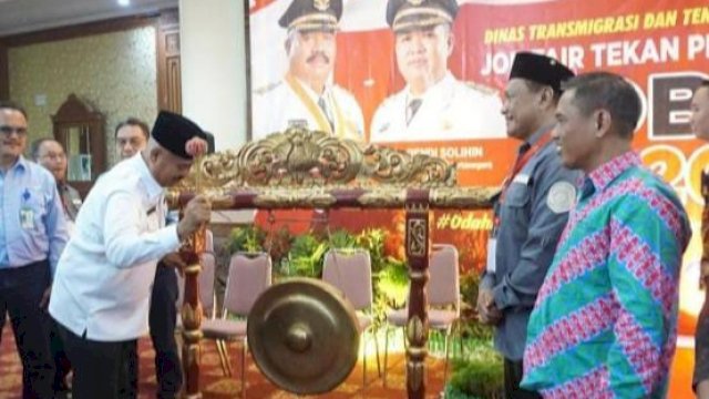 Bupati Kukar, Edi Damansyah membuka Job Fair 2024 ditandai dengan pemukulan gong. (Istimewa)