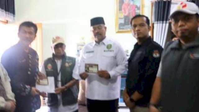 Bupati Kukar, Edi Damansyah menunjukkan Data Pemilih (Coklit) di kediamannya di Jalan Arwana, Tenggarong. (Istimewa)