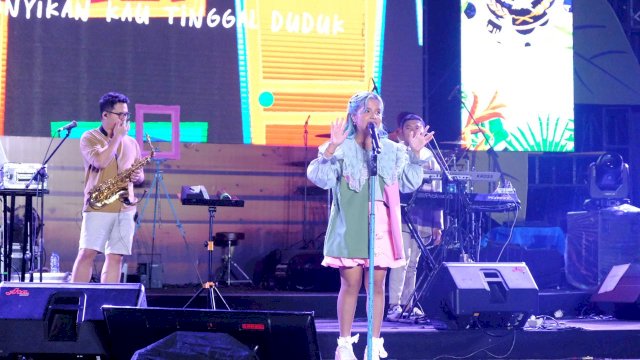 Penyanyi muda Indonesia Idgitaf saat tampil di Music and Art Fest Beautiful Malino 2024, di Hutan Pinus Malino, Jumat, (12/07) malam kemarin. (Dok. Humas Gowa)