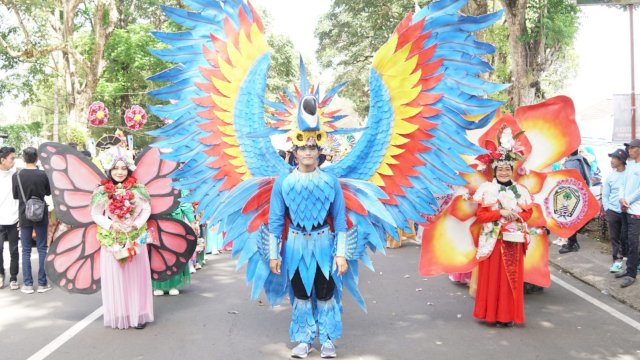 Jajaran Diskominfo-SP Kabupaten Gowa saat meramaikan Fashion Karnaval Beautiful Malino 2024, di Jalan Endang, Kelurahan Malino, Sabtu, (13/07/2024). (Dok. Humas Gowa)