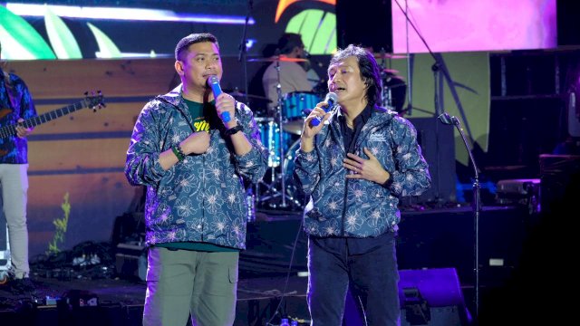 Bupati Gowa Adnan Purichta Ichsan saat berduet bersama Kla Projects di Beautiful Malino 2024, Sabtu, (13/07) malam kemarin. (Dok. Humas Gowa)