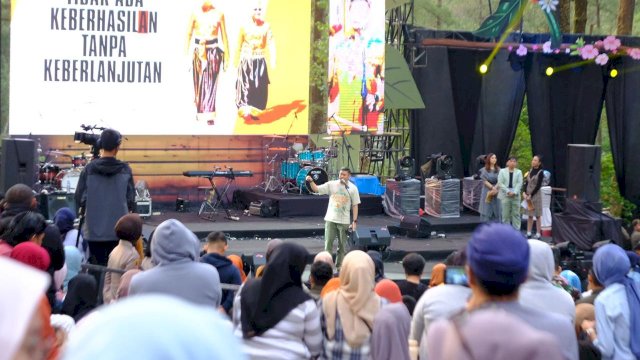 Bupati Gowa Adnan Purichta Ichsan saat memberikan sambutan dalam pembukaan Beautiful Malino 2024, di Hutan Pinus Malino, kemarin. (Dok. Humas Gowa)