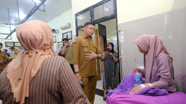 Bupati Gowa Adnan Purichta Ichsan saat melakukan inspeksi mendadak di RSUD Syekh Yusuf untuk memastikan adanya dugaan pelayanan yang tidak maksimal, Senin, (15/07/2024). (Dok. Humas Gowa)
