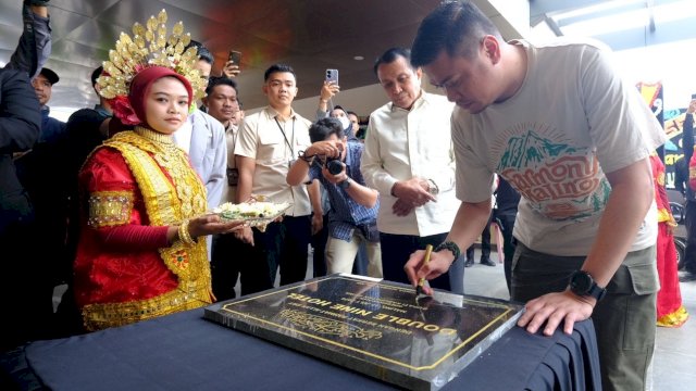 Bupati Gowa Adnan Purichta Ichsan saat melakukan penandatanganan prasasti peresmian Double Nine, di Kota Malino, kemarin. (Dok. Humas Gowa)