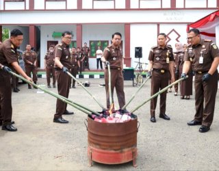 Kejari Selayar Musnahkan Barang Bukti Tindak Pidana Tahun 2024