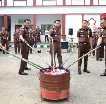 Kejari Selayar Musnahkan Barang Bukti Tindak Pidana Tahun 2024