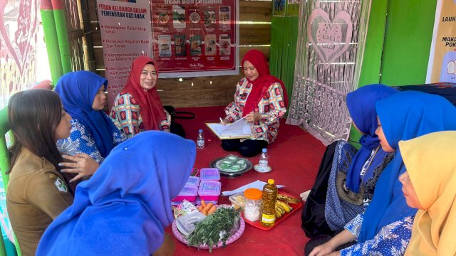 Jajaran TP PKK Kabupaten Gowa saat melihat langsung implementasi inovasi Operasi Tikus yang digagas PKK Kecamatan Bungaya bersama puskemas dalam rangka menekan kasus stunting. (Dok. Humas Gowa)