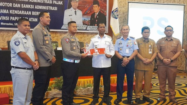 PLO Polda Papua menyerahkan secara simbolis Plat Nomor Kendaraan kode PS kepada Pj Gubernur Papua Selatan Apolo Safanpo. (Foto: Hendrik Resi / republiknews.co.id)