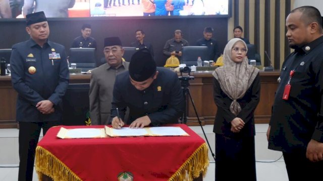 Bupati Gowa Adnan Purichta Ichsan (kiri) saat menghadiri Rapat Paripurna Pertanggungjawaban APBD Pemerintah Kabupaten Gowa TA 2023, di Ruang Rapat Paripurna Kantor DPRD Kabupaten Gowa, kemarin. (Dok. Humas Gowa)