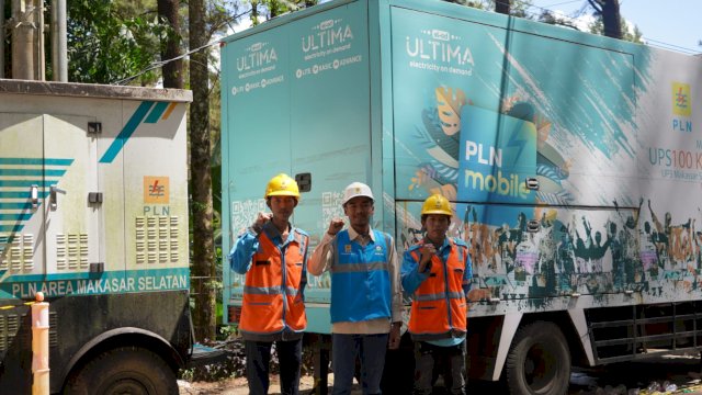Petugas PLN tengah bersiaga menjaga pasokan listrik saat perhelatan "Beautiful Malino 2024" berlangsung. (Istimewa)