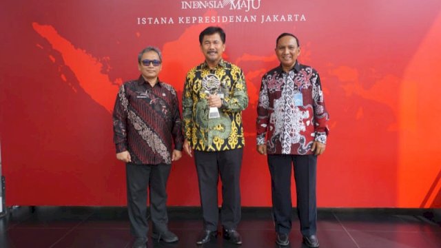 Sekda Kukar, Sunggono menerima penghargaan sebagai kabupaten dengan pengelolaan TPID Terbaik oleh Presiden Joko Widodo. (Istimewa)