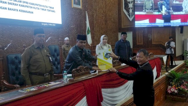 Juru Bicara Fraksi Golkar DPRD Kutim Arang Jau, saat menyerahkan saran dan masukan terkait dua Raperda tentang pencegahan bahaya kebakaran dan Ketertiban Umum pada Rapat Paripurna ke-23, Selasa (14/05/2024). (Istimewa)