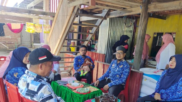 Promotor kesehatan Dinas Kesehatan Kabupaten Jeneponto, Akmal Arasy, bersama rombongan saat sosialisasi Pin Polio di Desa Langkura. (Istimewa)