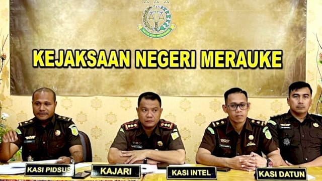 Konferensi Pers Kajari Merauke, Sultan D. Sihotang, SH didamping Kasi Pidsus, Dony Stiven Umbora, SH, MH, Kasi Intel Willy, SH dan Kasi Datun, Eko Nuryanto, SH. (Foto: Intel Kejari Merauke)