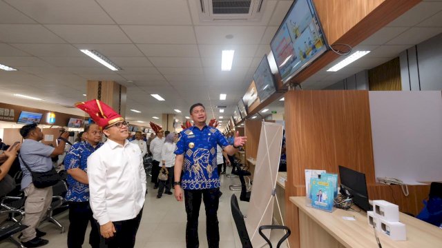 Bupati Gowa Adnan Purichta Ichsan saat mendampingi Menpan-RB Abdullah Azwar Anas meninjau layanan publik di MPP Kabupaten Gowa, kemarin. (Dok. Humas Gowa)