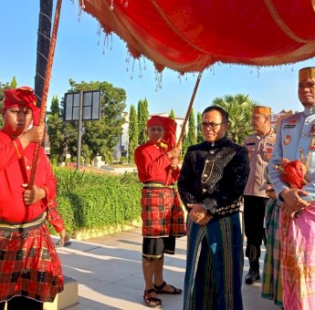 Menpan RB Terima Gelar Adat Daeng Tojeng di Musuem Balla Lompoa