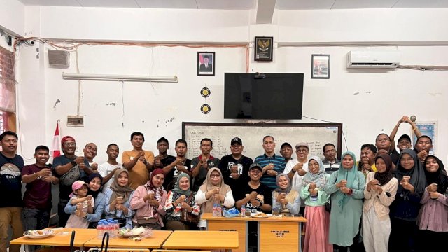 Pengurus IKA Smandel Makassar dan OSIS SMA 8 Makassar berfoto bersama usai melaksanakan Rapat Persiapan, di Ruangan Sekolah SMA 8 Makassar, Minggu, (21/07/2024). (Dok. Istimewa)