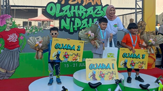 Sales & Marketing General Manager Kalla Land & Property, Rasmila Sari Suaib (tengah) saat menyerahkan medali kepada pemenang dari kategori anak, pada Closing Ceremony & Awarding Day Pekan Olahraga NIPAH 2024, di Rooftop Garden NIPAH PARK, Minggu, (21/07/2024). (Dok. Chaerani/Republiknews.co.id)