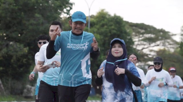 GM PLN UID Sulselrabar Moch. Andy Adchaminoerdin, bersama Ketua PIKK PLN UID Sulselrabar Rosmawati Dewi tengah, berlari di event PLN Mobile Herald Run 2024. (Istimewa)