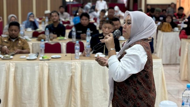 Ket : Pemaparan materi oleh Komisioner Divisi Perencanaan Data dan Informasi, Kalmasyari.
