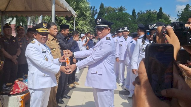Pj Bupati Jeneponto Junaedi Bakri, saat mengukuhkan para Kepala Desa. (Foto: Andi Nurul Gaffar / Republiknews.co.id)