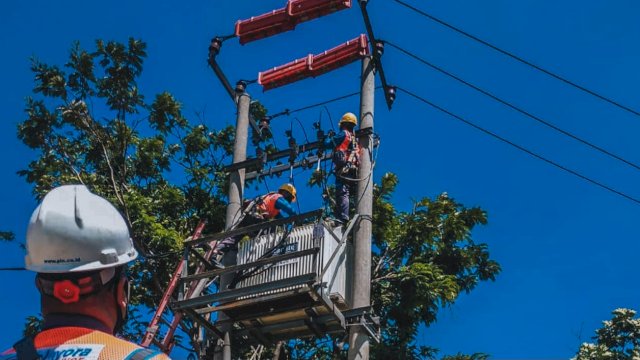 Ilustrasi petugas PLN secara rutin melakukan pemeliharaan infrastruktur untuk menjaga keandalan pasokan listrik bagi masyarakat. (Istimewa)