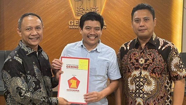 Bakal Calon Bupati Kepulauan Selayar Natsir Ali, saat menerima surat Rekomendasi dari Ketua DPD Partai Gerindra Sulsel Andi Iwan Darmawan Aras dan Sekretaris DPC Gerindra Kep. Selayar Fandy. (Istimewa)