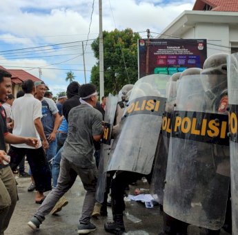 Demonstrasi Damai di KPU Selayar Berubah Anarkis, Polisi dan TNI Turun Tangan