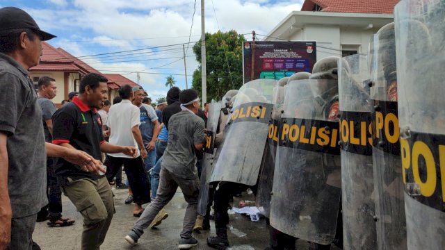 Demonstrasi Damai di KPU Selayar Berubah Anarkis, Polisi dan TNI Turun Tangan
