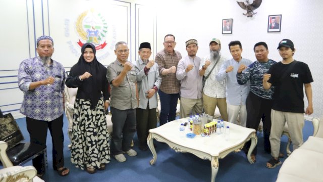 Wakil Ketua DPRD Sulawesi Selatan, Ni’matullah Erbe saat menerima kunjungan FUIB Sulawesi Selatan di ruang kerjanya di Kantor DPRD Sulsel di Makassar, Senin (10/6/2024). (Foto: Istimewa)
