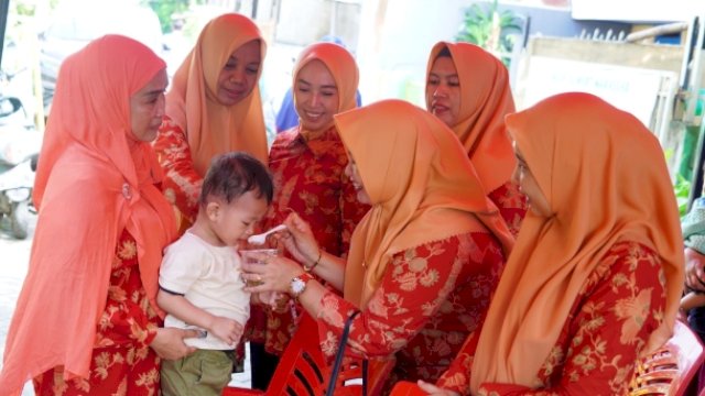 DWP Sekretariat DPRD Sulsel melaksanakan pendampingan layanan posyandu binaan di Posyandu Bougenville 01, Paccerakkang, Kecamatan Biringkanaya, Makassar, Jumat (14/6/2024). (Foto: Istimewa)