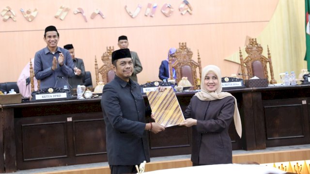 Pemkot dan DPRD Makassar menyepakati dua Ranperda menjadi Perda dalam rapat paripurna yang digelar pada Rabu (3/7/2024). (Foto: Istimewa)