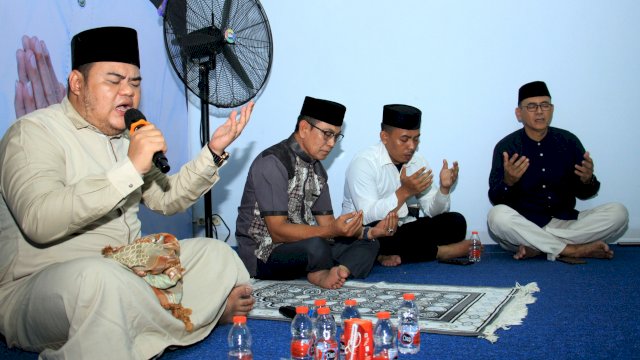 Anggota majelis taklim dari Kecamatan Mamajang menggelar zikir dan doa bersama di Posko Induk Pemenangan Bakal Calon Wali Kota Makassar, Rusdin Abdullah di Jalan AP Pettarani, Makassar, Kamis (4/7/2024). (Foto: Istimewa)