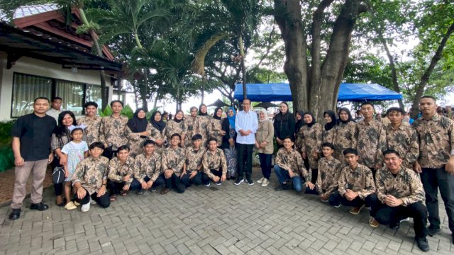 Presiden RI, Joko Widodo menyempatkan makan siang di RM Aroma Laut Bantaeng, Jumat (5/7/2024). (Foto: Istimewa)