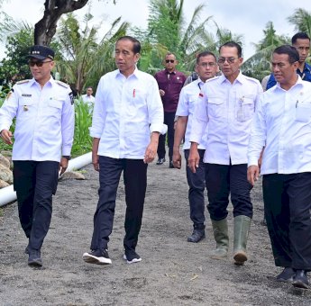 Momen Presiden Jokowi Lewat di Jalan Pengerasan Dari Slag Nikel Huadi Group