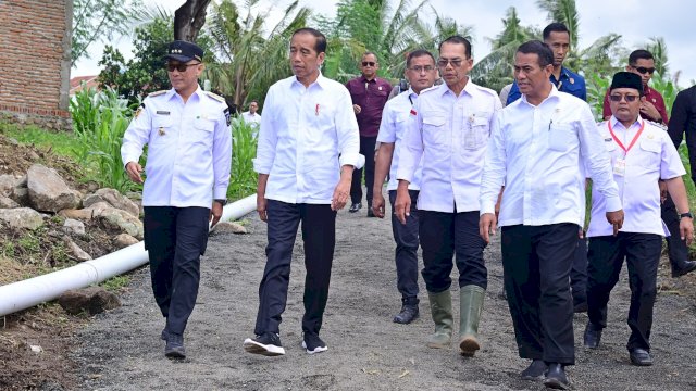 Momen saat Presiden Joko Widodo mengunjungi Desa Layoa, Kecamatan Gantarangkeke, Kabupaten Bantaeng, Jumat (5/7/2024). (Foto: Istimewa)
